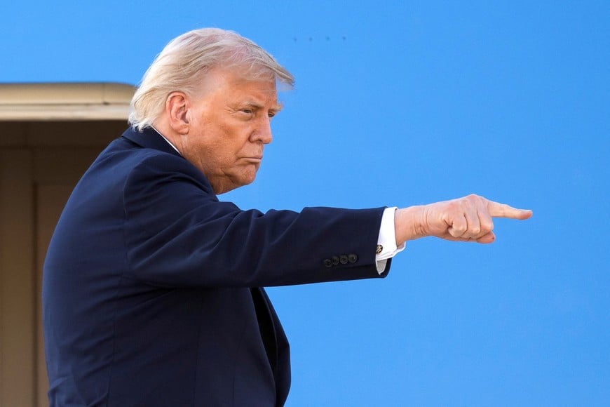 U.S. President Donald Trump gestures as he boards Air Force One at Geneva Airport following the G7 summit in nearby Evian (France), in Geneva, Switzerland, June 17, 2026. Martial Trezzini/Pool via REUTERS