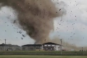 Un tornado arrasa casas en el medio oeste de Estados Unidos.