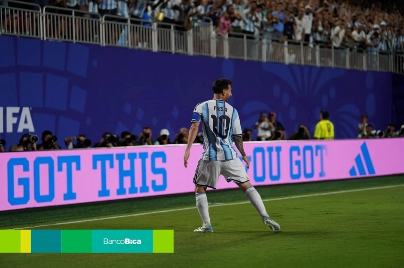 Las fotos de El Litoral en una noche histórica: Argentina le ganó 3-0 a Argelia.