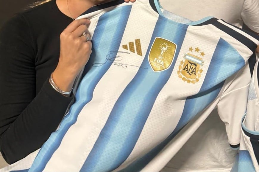 La firma del mejor de todos en la camiseta argentina. Un lujo.
