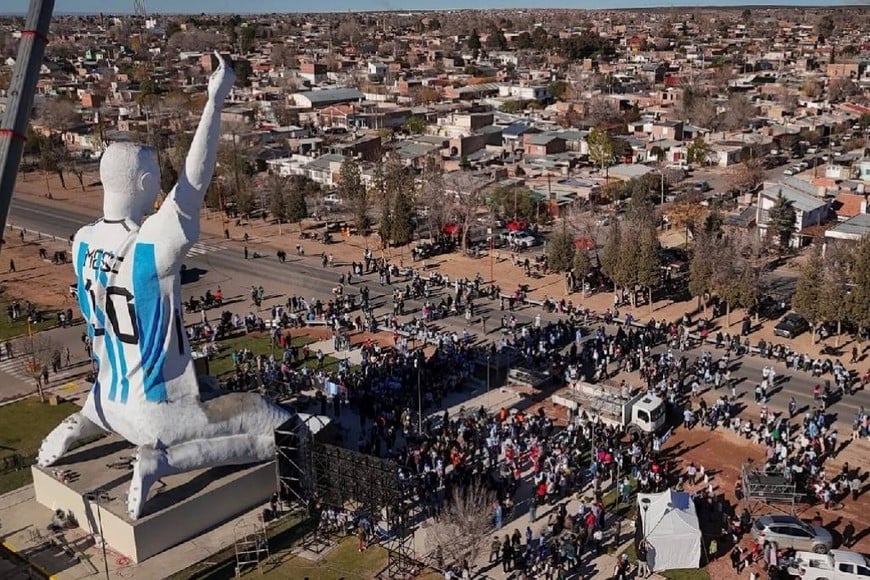 La estatua de Messi alcanza los 26 metros de altura.
