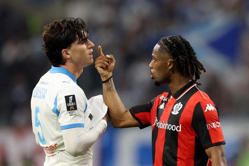 Soccer Football - Ligue 1 - Olympique de Marseille v OGC Nice - Orange Velodrome, Marseille, France - April 26, 2026
OGC Nice's Elye Wahi and Olympique de Marseille's Leonardo Balerdi clash REUTERS/Alexandre Dimou