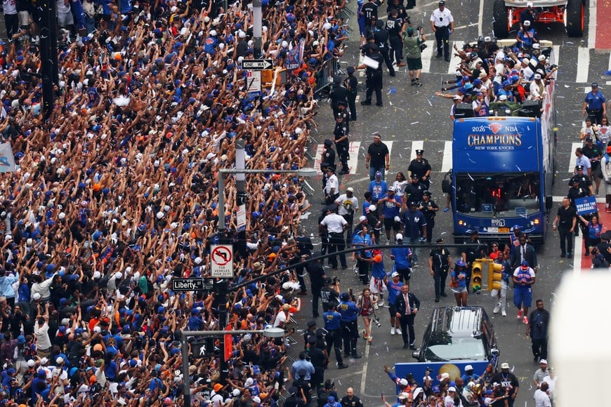 Basketball - NBA - New York Knicks Parade - Woolworth Building, New York City, New York, U.S. - June 18, 2026
General view from the Woolworth Building in New York City of New York Knicks fans celebrating as the players travel along broadway during the parade REUTERS/Mike Segar     TPX IMAGES OF THE DAY
