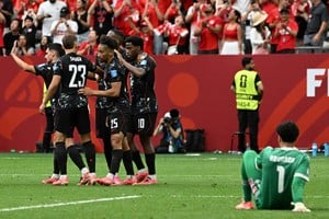 Canadá vapuleó a Qatar y puso un pie en la segunda fase.