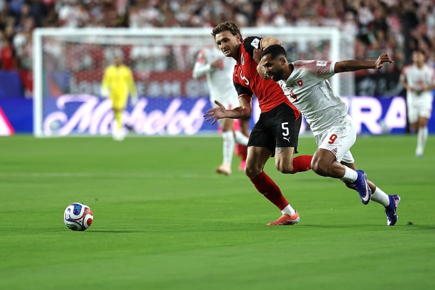 (260617) -- SAN FRANCISCO, 17 junio, 2026 (Xinhua) -- Imagen del 16 de junio de 2026 del jugador Stefan Posch (i), de Austria, disputando el balón con Ali Olwan (d), de Jordania, durante el partido del Grupo J de la fase de grupos de la Copa Mundial de la FIFA 2026, celebrado en el Estadio Bahía de San Francisco, en San Francisco, Estados Unidos. (Xinhua/Song Haiyuan) (ra) (ce)