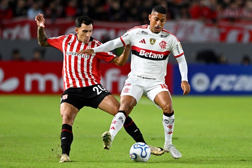 Soccer Football - Copa Libertadores - Group A - Estudiantes de La Plata v Flamengo - Estadio Jorge Luis Hirschi, La Plata, Argentina - April 29, 2026
Estudiantes de La Plata's Eric Meza in action with Flamengo's Samuel Lino REUTERS/Rodrigo Valle