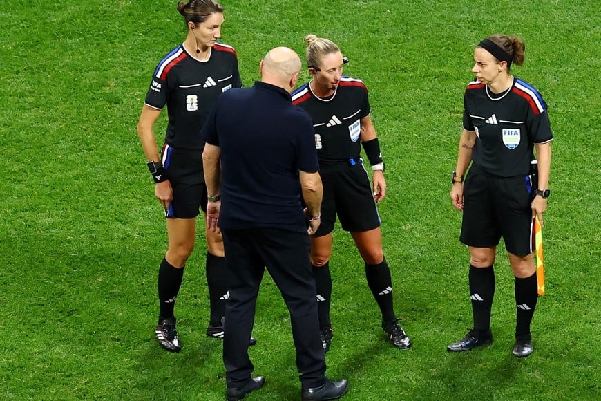 Soccer Football - FIFA World Cup 2026 - Group A - Czech Republic v South Africa - Atlanta Stadium, Atlanta, Georgia, U.S. - June 18, 2026
Czech Republic coach Miroslav Koubek talks to Referee Tori Penso and assistant referees Brooke Mayo and Kathryn Nesbitt after the match REUTERS/Bernadett Szabo