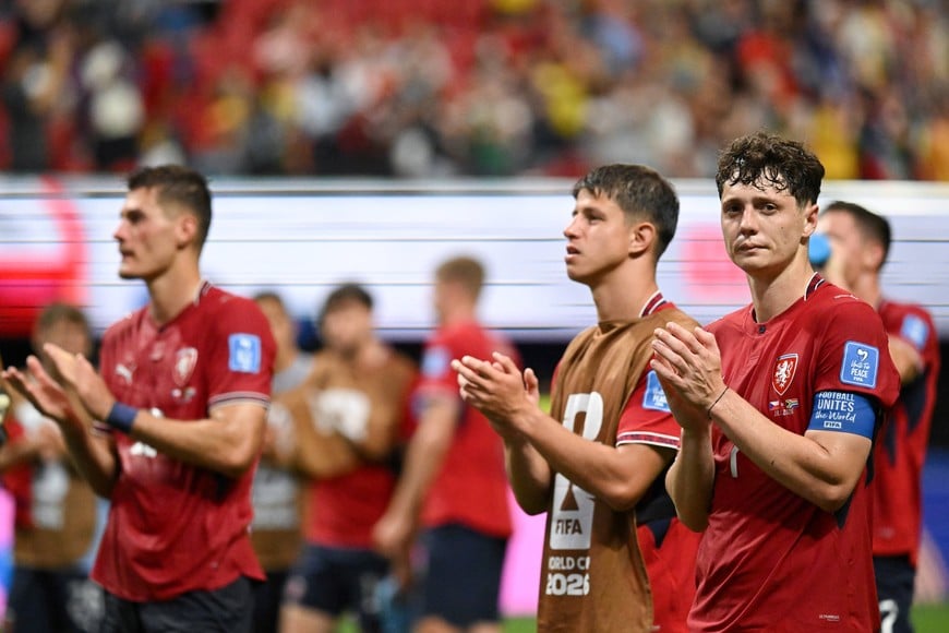 (260618) -- ATLANTA, 18 junio, 2026 (Xinhua) -- El jugador Ladislav Krejci (d), de la República Checa, saluda a los espectadores al término del partido del Grupo A de la fase de grupos de la Copa Mundial de la FIFA 2026 ante Sudáfrica, celebrado en el Estadio Atlanta, en Atlanta, Estados Unidos, el 18 de junio de 2026. (Xinhua/Ju Huanzong) (ra) (ce)