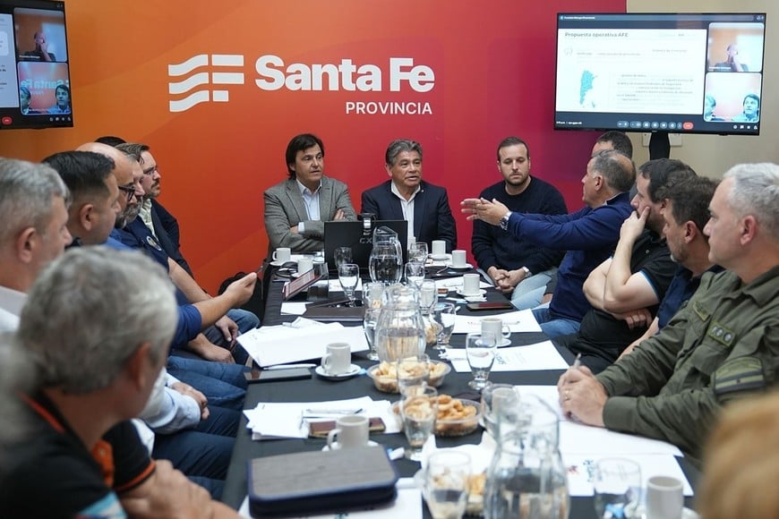 Escajadillo encabezó una reunión en la que se tomaron medidas preventivas, en Casa de Gobierno. Luego hubo otras reuniones y se continúan tomando decisiones y acciones. Archivo.