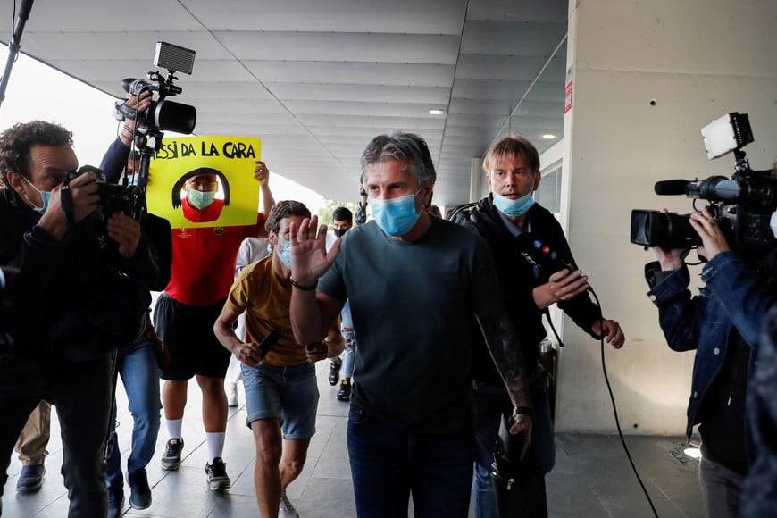 Jorge Messi, father and agent of soccer player Lionel Messi, arrives at Josep Tarradellas Barcelona-El Prat airport for a meeting with Barcelona President Josep Maria Bartomeu, in Barcelona, Spain September 2, 2020. REUTERS/Nacho Doce