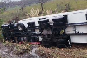 El automóvil de las víctimas fatales quedó debajo del camión. Foto: El Litoral