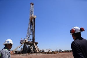 El sector energético argentino lidera el crecimiento exportador, con un aumento del 167,1% en combustibles y energía, impulsando el superávit comercial. Foto: Archivo / REUTERS / Tomas Cuesta.