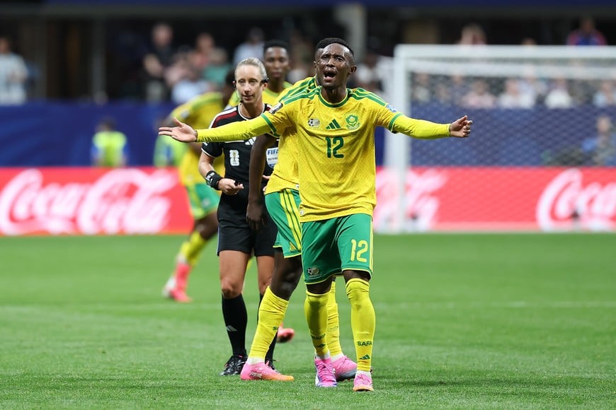 (260618) -- ATLANTA, 18 junio, 2026 (Xinhua) -- El jugador Thapelo Maseko (frente), de Sudáfrica, reacciona durante el partido del Grupo A de la fase de grupos de la Copa Mundial de la FIFA 2026 ante la República Checa, celebrado en el Estadio Atlanta, en Atlanta, Estados Unidos, el 18 de junio de 2026. (Xinhua/Wang Kaiyan) (ra) (ce)