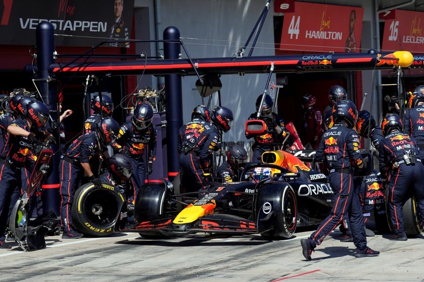 Formula One F1 - Emilia Romagna Grand Prix - Autodromo Enzo e Dino Ferrari, Imola, Italy - May 18, 2025
Red Bull's Max Verstappen makes a pit stop during the race Pool via REUTERS/Luca Bruno