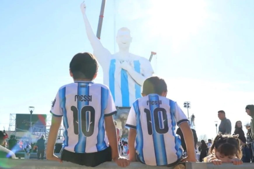 La estatua de Messi alcanza los 26 metros de altura.