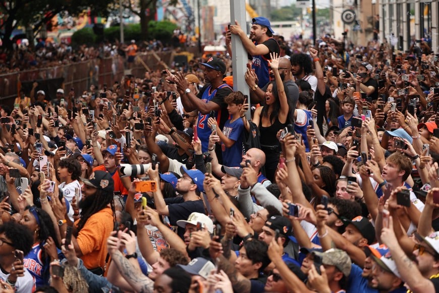 Basketball - NBA - New York Knicks Parade - New York City, New York, U.S. - June 18, 2026
New York Knicks fans celebrate during the parade REUTERS/Shannon Stapleton