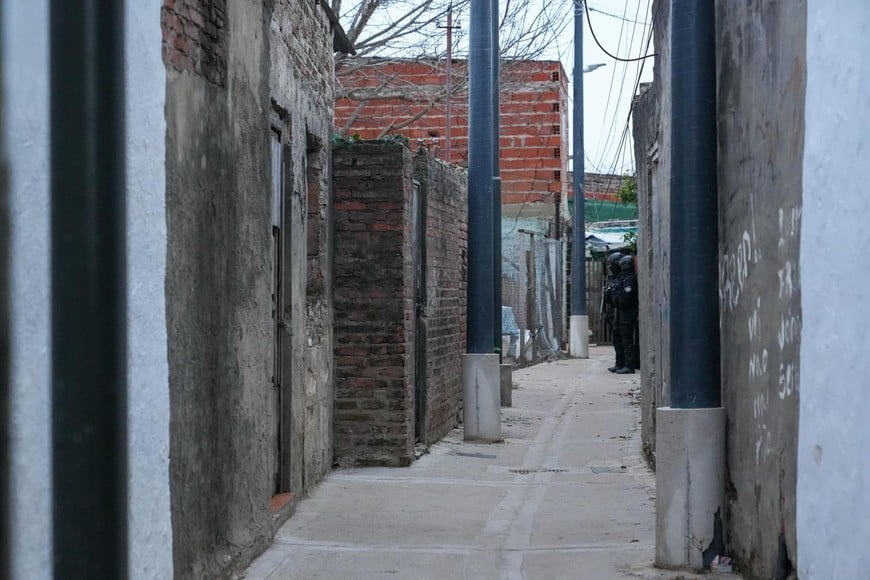 Allanamiento de la Policía de Investigación (PDI) en el barrio San Lorenzo de la ciudad de Santa Fe. Crédito: Gobierno de Santa Fe