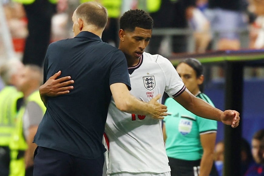 Soccer Football - FIFA World Cup 2026 - Group L - England v Croatia - Dallas Stadium, Arlington, Texas, U.S. - June 17, 2026
England manager Thomas Tuchel embraces Jude Bellingham as he leaves the pitch after being substituted REUTERS/Kai Pfaffenbach