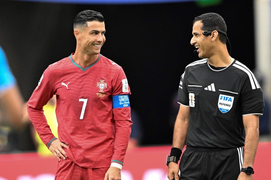 (260617) -- HOUSTON, 17 junio, 2026 (Xinhua) -- El jugador Cristiano Ronaldo (i), de Portugal, conversa con el árbitro Abdulrahman Al-Jassim, de Qatar, previo al partido del Grupo K de la fase de grupos de la Copa Mundial de la FIFA 2026, ante República Democrática del Congo, celebrado en el Estadio Houston, en Houston, Estados Unidos, el 17 de junio de 2026. (Xinhua/Xiao Yijiu) (da) (ah)