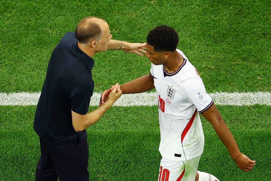 Soccer Football - FIFA World Cup 2026 - Group L - England v Croatia - Dallas Stadium, Arlington, Texas, U.S. - June 17, 2026
England's Jude Bellingham shakes hands with England manager Thomas Tuchel as he is substituted off REUTERS/Issei Kato