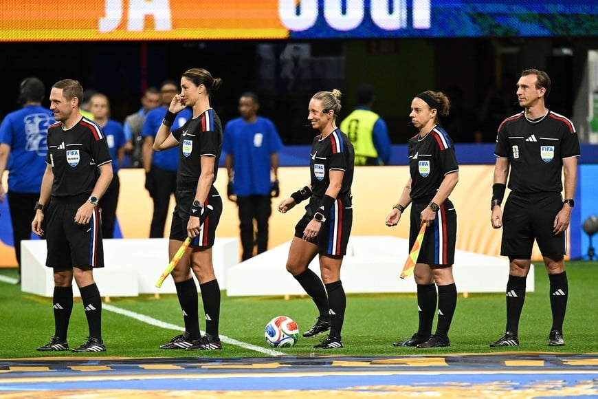 (260618) -- ATLANTA, 18 junio, 2026 (Xinhua) -- La árbitra Tori Penso (c), y las árbitras asistentes, Kathryn Nesbitt (2-i) y Brooke Mayo (2-d), son vistas previo al partido del Grupo A de la fase de grupos de la Copa Mundial de la FIFA 2026 entre la República Checa y Sudáfrica, celebrado en el Estadio Atlanta, en Atlanta, Estados Unidos, el 18 de junio de 2026. (Xinhua/Ju Huanzong) (jg) (ra) (ce)