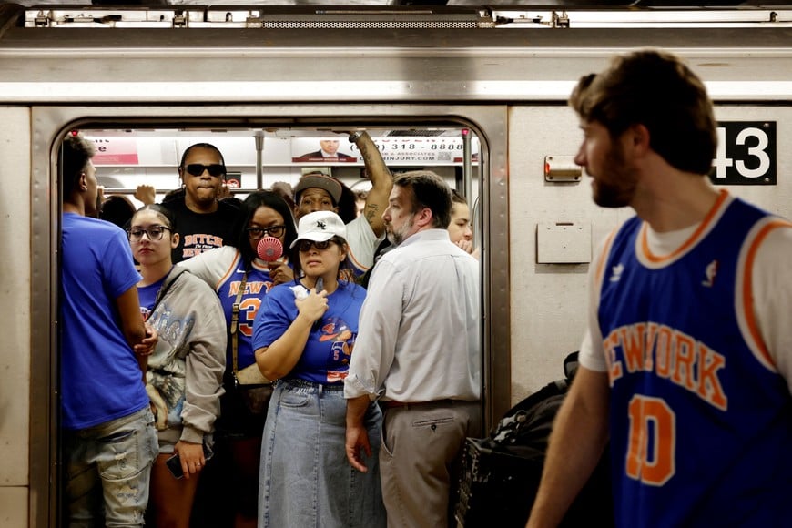 Basketball - NBA - New York Knicks Parade - New York City, New York, U.S. - June 18, 2026
New York Knicks fans on the subway train during the parade REUTERS/Jeenah Moon
