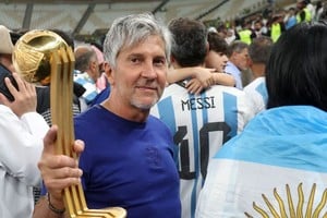 Jorge Messi junto al trofeo de su hijo recibido tras ser elegido como mejor jugador del Mundial Qatar 2022. Crédito: Getty