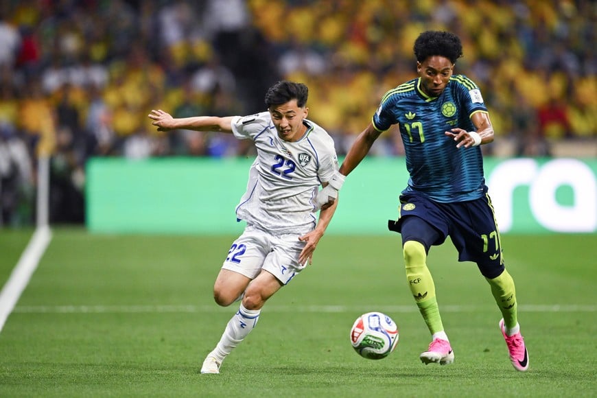 (260617) -- CIUDAD DE MEXICO, 17 junio, 2026 (Xinhua) -- El jugador Abbosbek Fayzullaev (i), de Uzbekistán, disputa el balón con Johan Mojica (d), de Colombia, durante el partido del Grupo K de la fase de grupos de la Copa Mundial de la FIFA 2026, celebrado en el Estadio Ciudad de México, en la Ciudad de México, capital de México, el 17 de junio de 2026. (Xinhua/Lucio Tavora) (da) (ah)