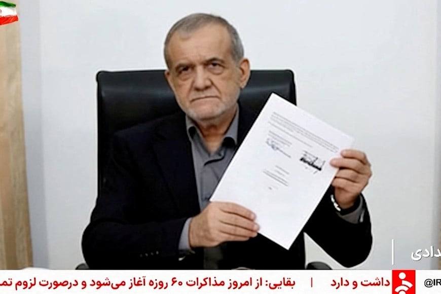 A screen grab shows Iran’s President Masoud Pezeshkian holding a signed memorandum with U.S. President Donald Trump in Tehran, Iran, June 18, 2026, taken from a video. Pool via WANA/Reuters TV/Handout via REUTERS THIS IMAGE HAS BEEN SUPPLIED BY A THIRD PARTY. ISRAEL OUT. NO COMMERCIAL OR EDITORIAL SALES IN ISRAEL. NO USE BBC PERSIAN. NO USE VOA PERSIAN. NO USE MANOTO. NO USE IRAN INTERNATIONAL. NO USE RADIO FARDA, NO USE ISRAEL. FOR REUTERS CUSTOMERS ONLY. OVERLAYS FROM SOURCE. TPX IMAGES OF THE DAY