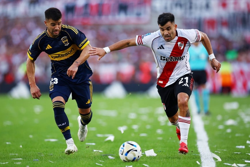 Soccer Football - Argentina Primera Division - Torneo Apertura - River Plate v Boca Juniors - Estadio Mas Monumental, Buenos Aires, Argentina - April 19, 2026
Boca Juniors' Marcelo Weigandt in action with River Plate's Marcos Acuna REUTERS/Agustin Marcarian