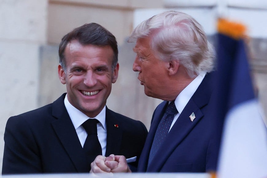 French President Emmanuel Macron welcomes U.S. President Donald Trump for a dinner commemorating the 250th anniversary of the United States' independence, at the Palace of Versailles, near Paris, France, June 17, 2026. REUTERS/Gonzalo Fuentes