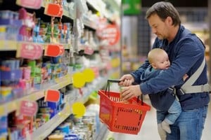 El costo de criar a un niño sube, pero en mayo, por primera vez en meses, lo hizo a un ritmo menor que la inflación general, según datos del INDEC.
