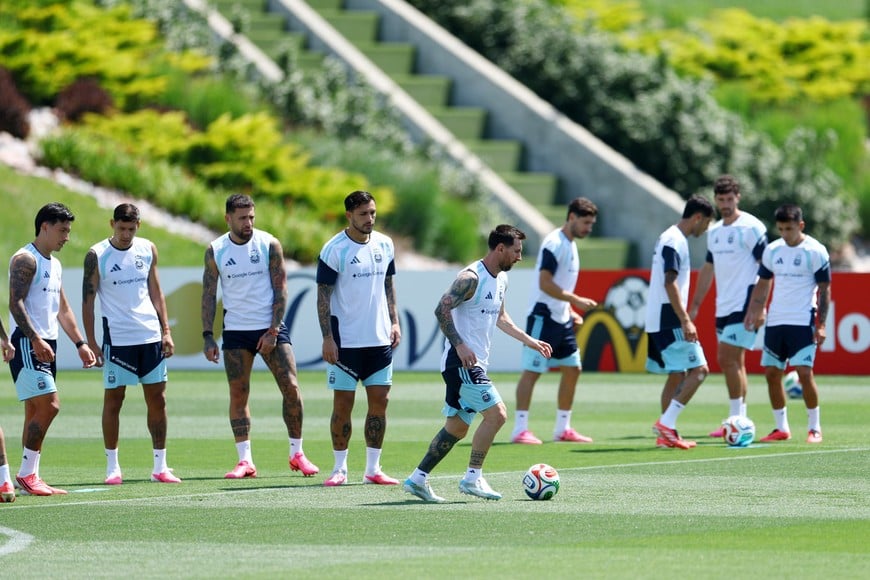 Soccer Football - FIFA World Cup 2026 - Argentina Training - Sporting KC Training Centre, Kansas City, Kansas, U.S. - June 19, 2026
Argentina's Lionel Messi with teammates during training REUTERS/Hannah Mckay
