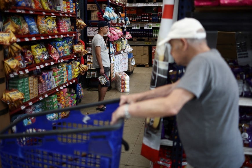A shopper lines up at a supermarket checkout counter in Villa Martelli on the outskirts of Buenos Aires, Argentina, January 13, 2026. REUTERS/Agustin Marcarian