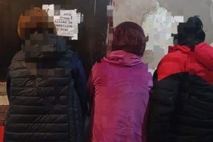 pelea de mujeres , detenidas y una herida