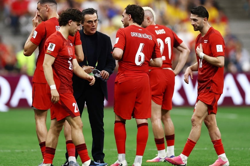 Soccer Football - FIFA World Cup 2026 - Group D - Australia v Turkey - BC Place, Vancouver, Canada - June 13, 2026
Turkey coach Vincenzo Montella speaks to his players during the first half hydration break REUTERS/Lee Smith