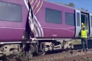El hecho, que tuvo lugar en plena hora pico de la tarde británica, alteró por completo el pulso del transporte en la zona.