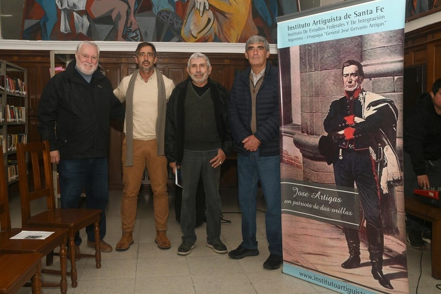 Julio Rondina (presidente del Instituto Artiguista), junto a Víctor Hadad, Alejandro Damianovich y Carlos Arese.