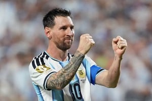 Messi celebró el tercer gol de su equipo y completó un triplete. Crédito: REUTERS.