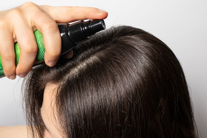 Evitar acostarse con el pelo húmedo puede prevenir daños en la fibra capilar y mejorar su aspecto general.