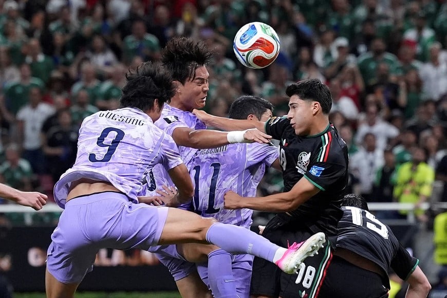 (260618) -- GUADALAJARA, 18 junio, 2026 (Xinhua) -- Jugadores compiten para cabecear el balón durante el partido del Grupo A de la fase de grupos de la Copa Mundial de la FIFA 2026 entre México y la República de Corea, celebrado en el Estadio Guadalajara, en Guadalajara, México, el 18 de junio de 2026. (Xinhua/Martín Zabala) (rtg) (da) (ah)