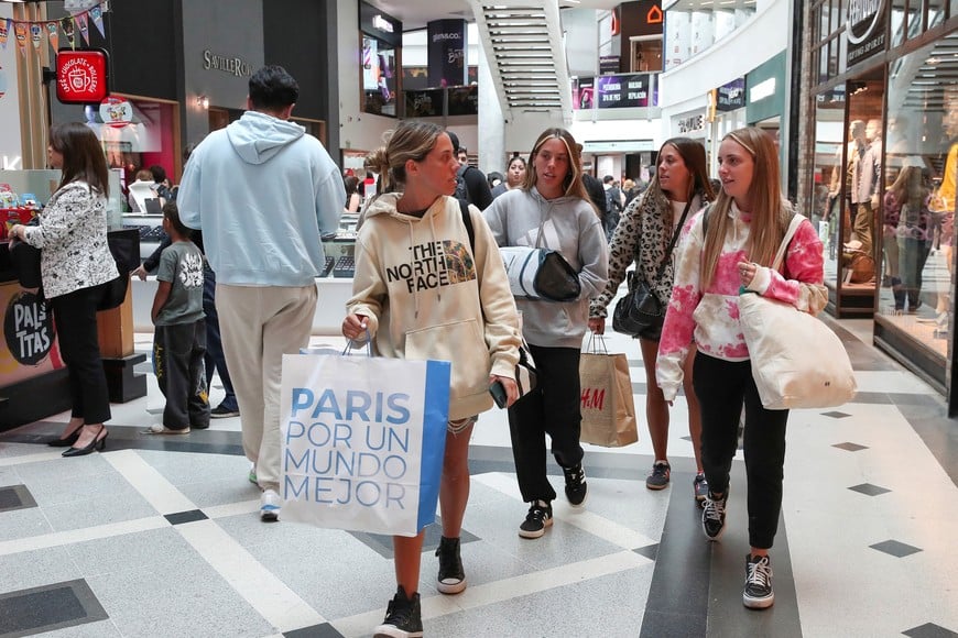Argentine tourists shop at a mall in Vina del Mar, Chile January 3, 2025. REUTERS/Rodrigo Garrido