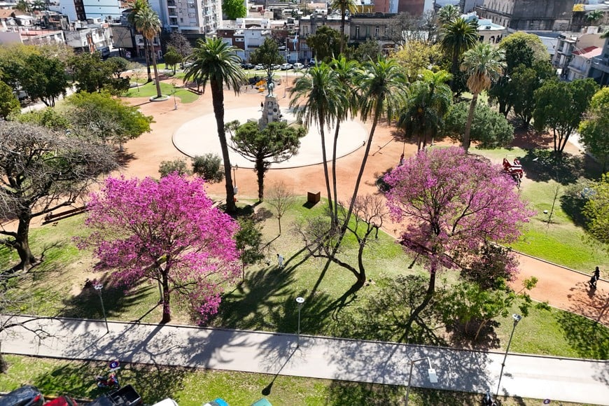 El evento incluye una agenda cultural, feria y recorridos históricos en el emblemático espacio público. Fernando Nicola.