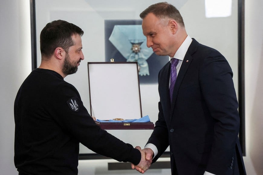 Poland's President Andrzej Duda honors Ukrainian President Volodymyr Zelenskiy with The Order of the White Eagle at the Presidential Palace in Warsaw, Poland, April 5, 2023. REUTERS/Kacper Pempel