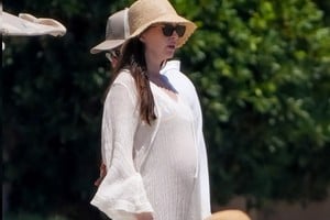 Anne Hathaway durante sus vacaciones en la Riviera Francesa junto a su familia.