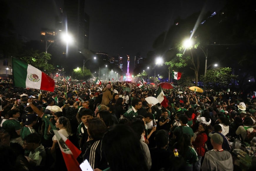 Mexico fans celebrate near the Angel of Independence after Mexico won the 2026 FIFA World Cup match against South Korea, in Mexico City, Mexico, June 18, 2026. REUTERS/Quetzalli Nicte-Ha