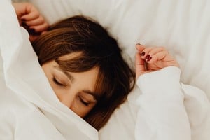 El estrés y la falta de descanso suelen favorecer estos episodios nocturnos.