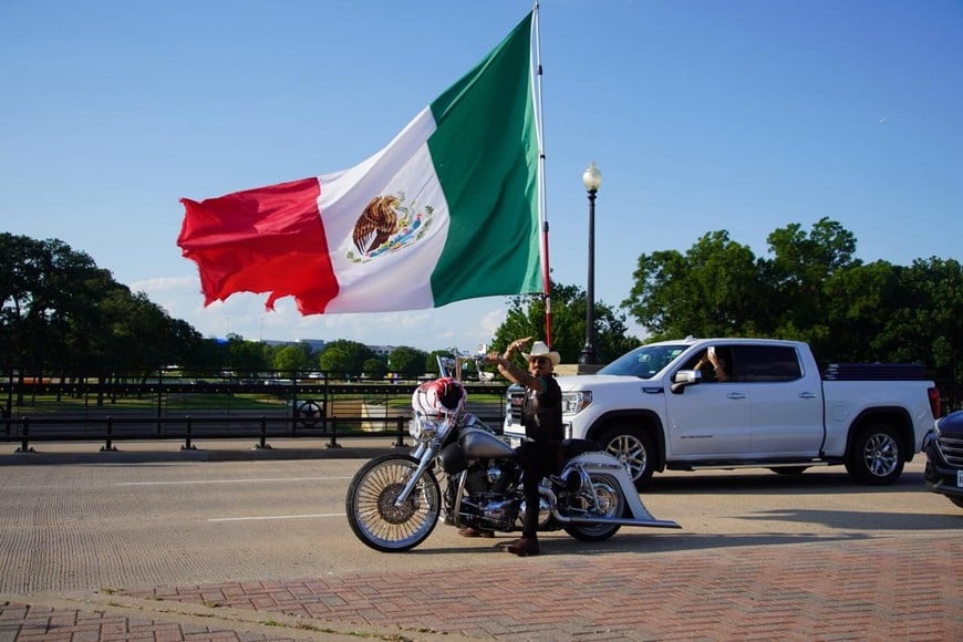 Viajó tres días en esta moto, desde México, para llegar a Dallas
