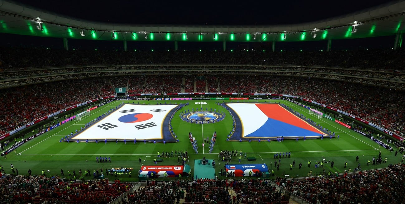 Quedó atrapado dentro de una bandera gigante y el video se volvió viral en las redes