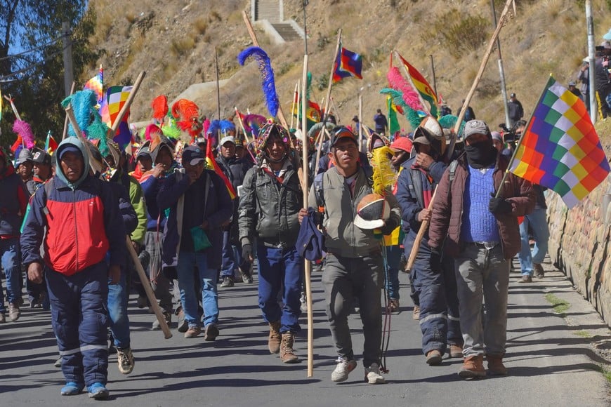 (260610) -- EL ALTO, 10 junio, 2026 (Xinhua) -- Manifestantes participan en una marcha convocada por la Central Obrera Boliviana, campesinos, mineros, profesores rurales y otros sectores sociales, en El Alto, Bolivia, el 10 de junio de 2026. La presión sobre el presidente de Bolivia, Rodrigo Paz Pereira, aumentó el miércoles después de que organizaciones sociales, empresariales y políticas exigieron la declaración de "estado de excepción" para enfrentar la crisis, a 41 días del inicio de bloqueos y movilizaciones que afectan el abastecimiento de alimentos, combustibles y otros insumos en gran parte del país, difundió la prensa boliviana. (Xinhua/Str) (da) (ce)